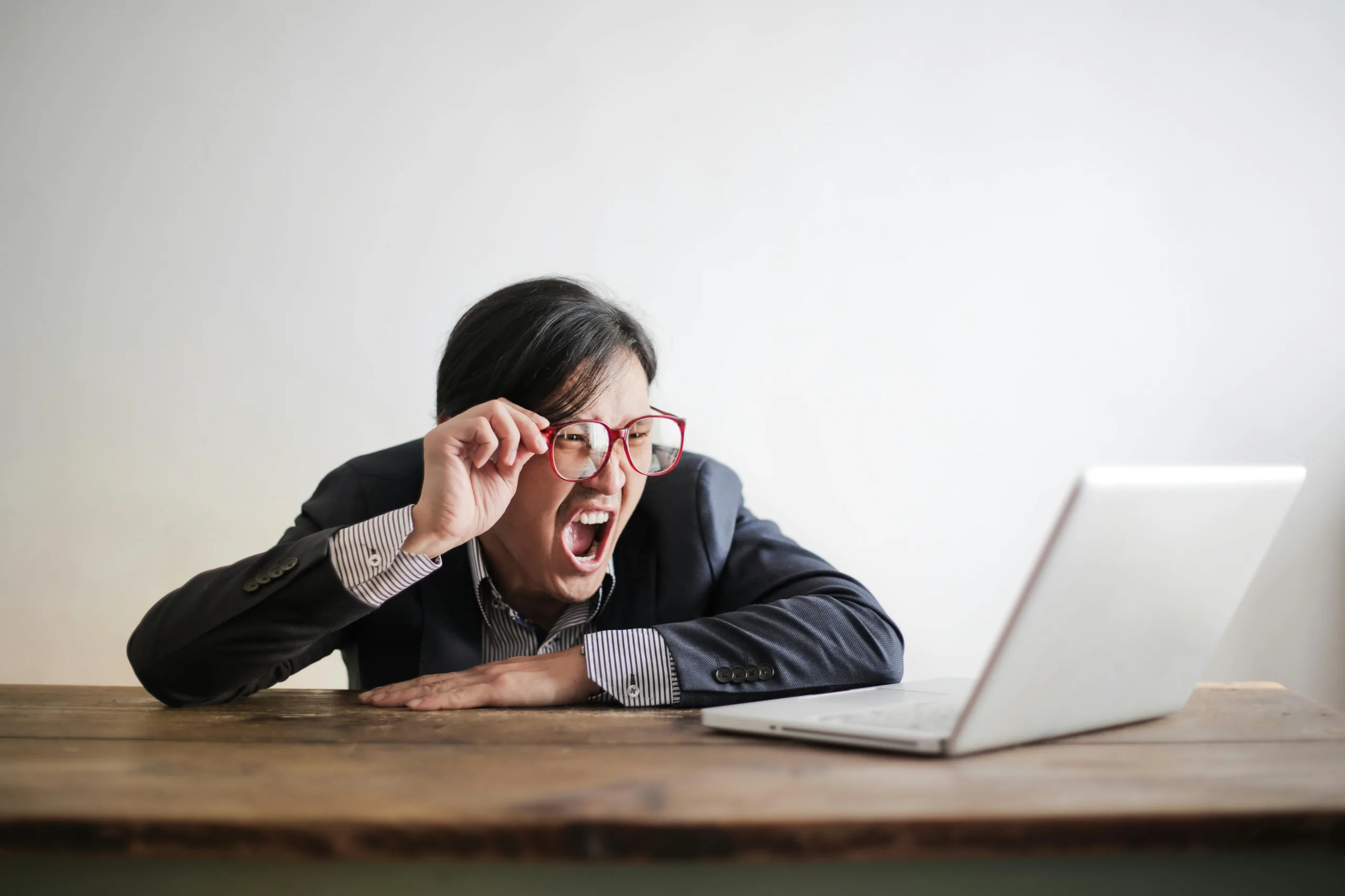 femme en colère devant son site wordpress cassé
